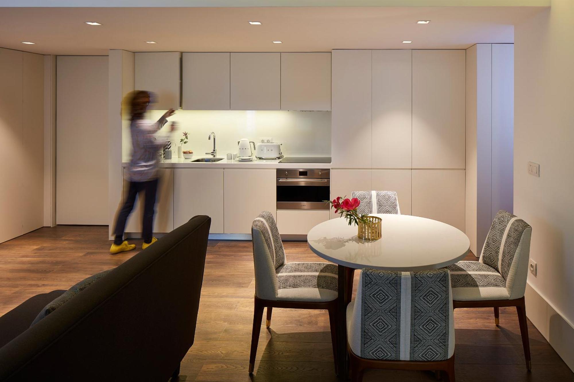 The Lumiares Hotel & Spa - Small Luxury Hotels Of The World Lisbon Bagian luar foto The kitchen and dining area of a two-bedroom apartment
